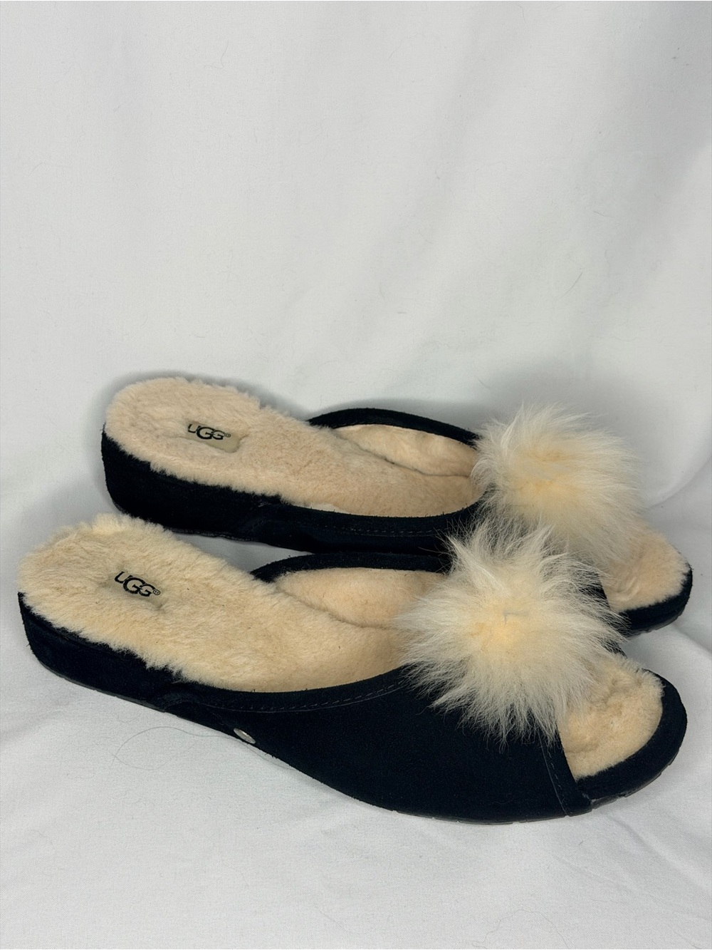 UGG Yvette Fluffy Pom Slippers Black and Cream Sheep’s Wool Size 10 Women’s